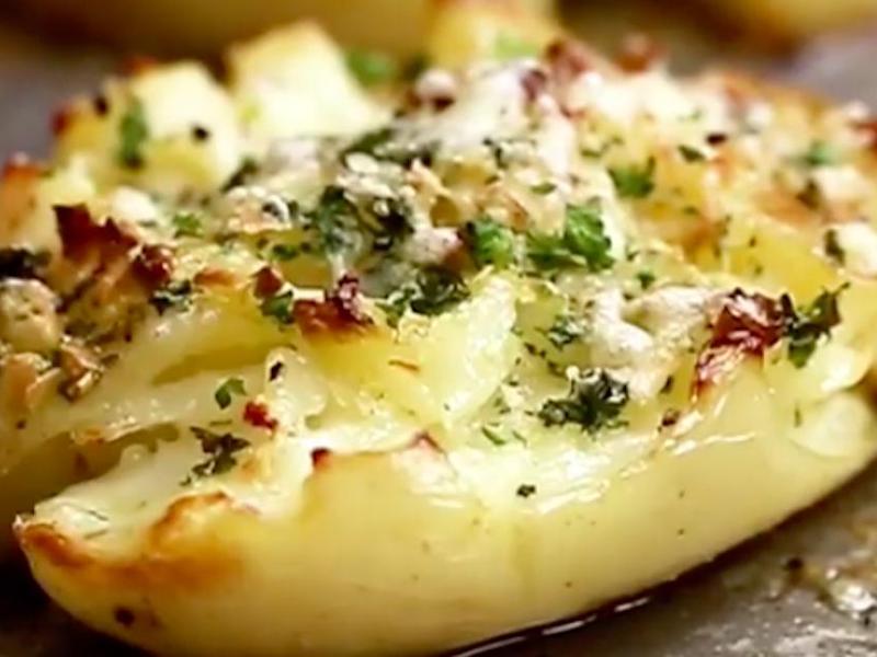 Pommes de terre croustillantes au beurre à l’ail et parmesan: l’accompagnement parfait!