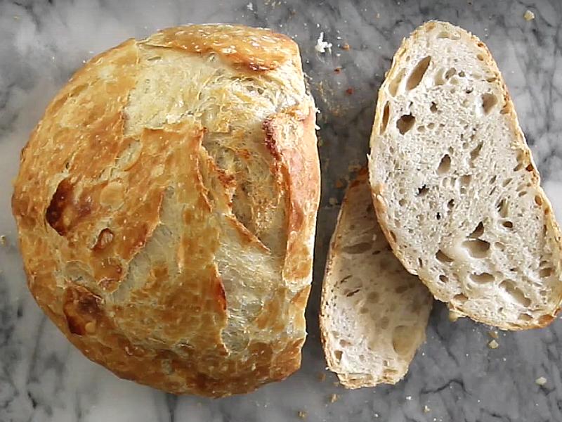 Avec 4 ingrédients, confectionnez cet excellent pain croustillant sans pétrissage