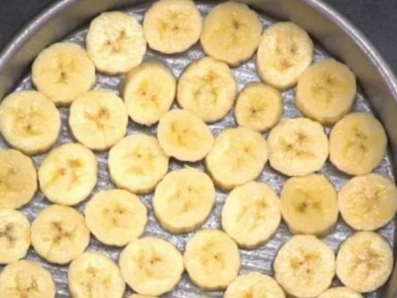 Elle dépose des tranches de bananes dans une assiette et elle crée un dessert qui vous donnera l'eau à la bouche 